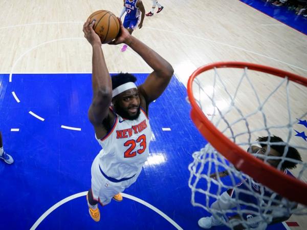 纽约尼克斯的米切尔·罗宾逊(23)在2024年5月2日费城对费城76人的NBA季后赛第一轮比赛的下半场扣篮。